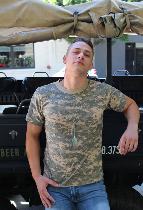 Der muskulöse Amerikaner Aston Springs posiert nackt und zeigt seinen Hintern draußen