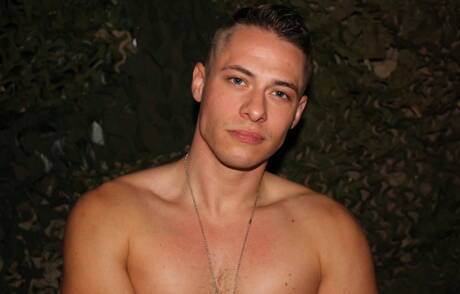 Der muskulöse Amerikaner Aston Springs posiert nackt und zeigt seinen Hintern draußen