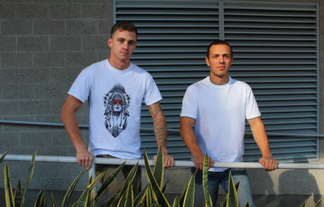 Der amerikanische Twink Ryan Jordan und der bullige Tyler Marshall haben Analsex im Freien