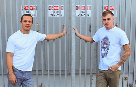 Der amerikanische Twink Ryan Jordan und der bullige Tyler Marshall haben Analsex im Freien