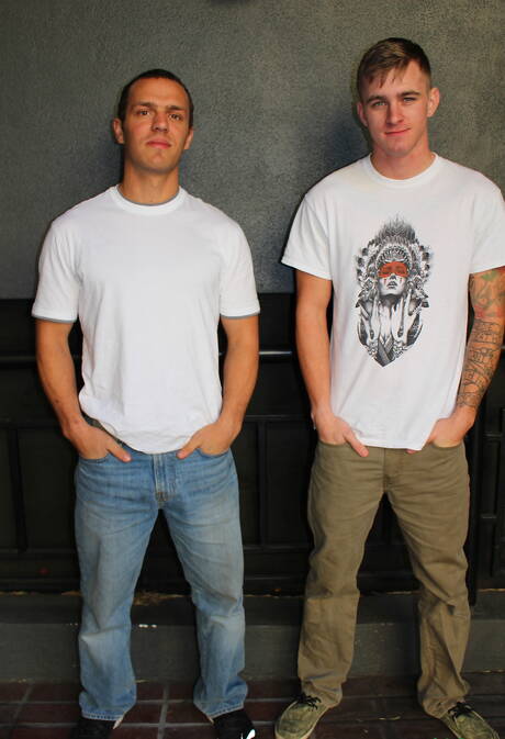 Der amerikanische Twink Ryan Jordan und der bullige Tyler Marshall haben Analsex im Freien