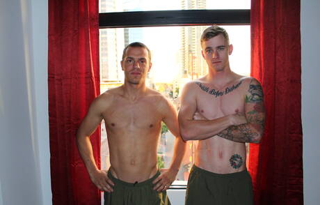 Der amerikanische Twink Ryan Jordan und der bullige Tyler Marshall haben Analsex im Freien