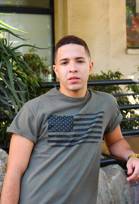 El forzudo Diego se burla de su polla al aire libre