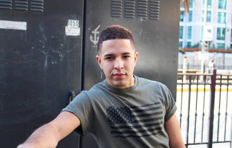 El forzudo Diego se burla de su polla al aire libre