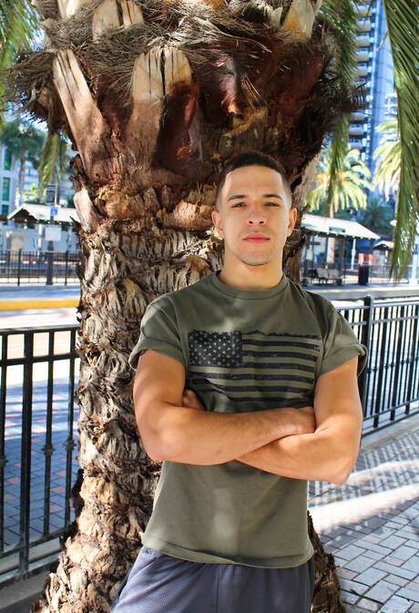 El forzudo Diego se burla de su polla al aire libre