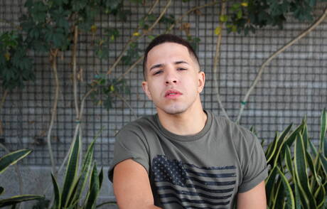 El forzudo Diego se burla de su polla al aire libre