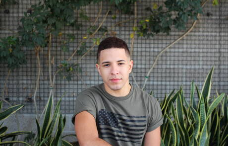 El forzudo Diego se burla de su polla al aire libre