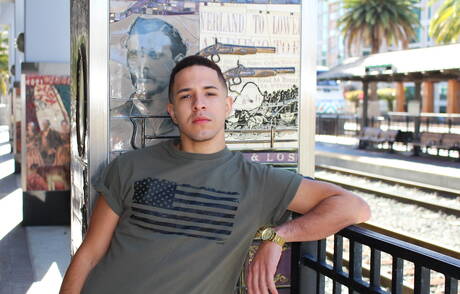 El forzudo Diego se burla de su polla al aire libre