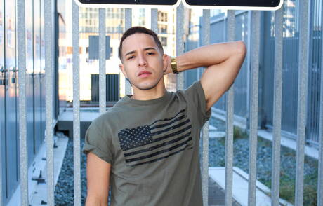 El forzudo Diego se burla de su polla al aire libre