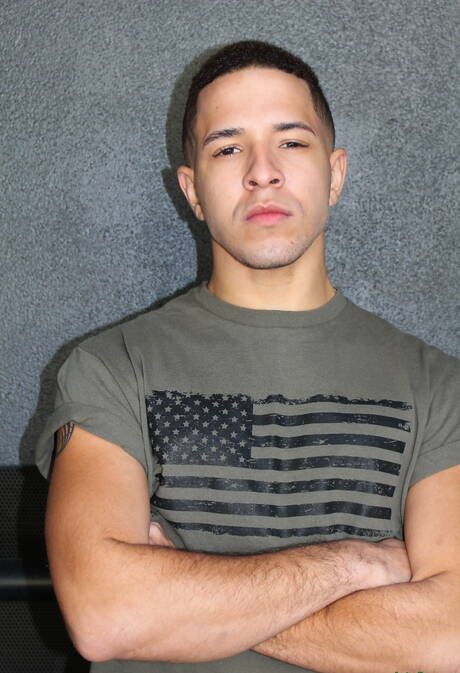 El forzudo Diego se burla de su polla al aire libre