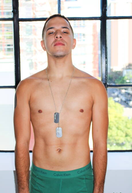 El forzudo Diego se burla de su polla al aire libre