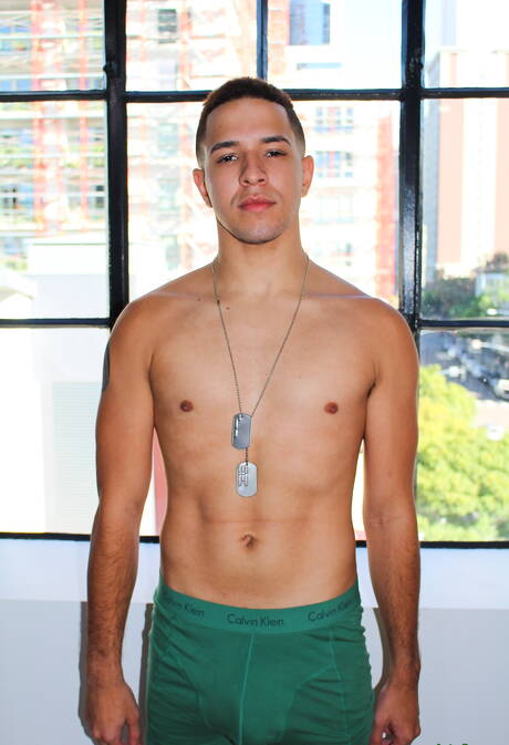 El forzudo Diego se burla de su polla al aire libre