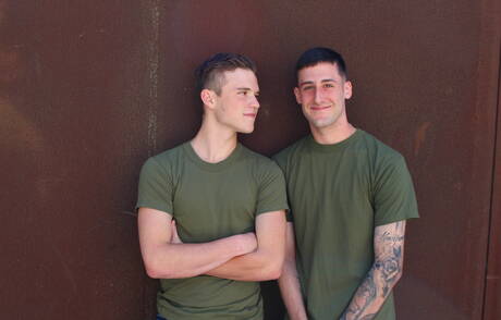 Przystojny chłopak James Devlin i amerykański przystojniak Scott Finn uprawiają gorący seks na świeżym powietrzu