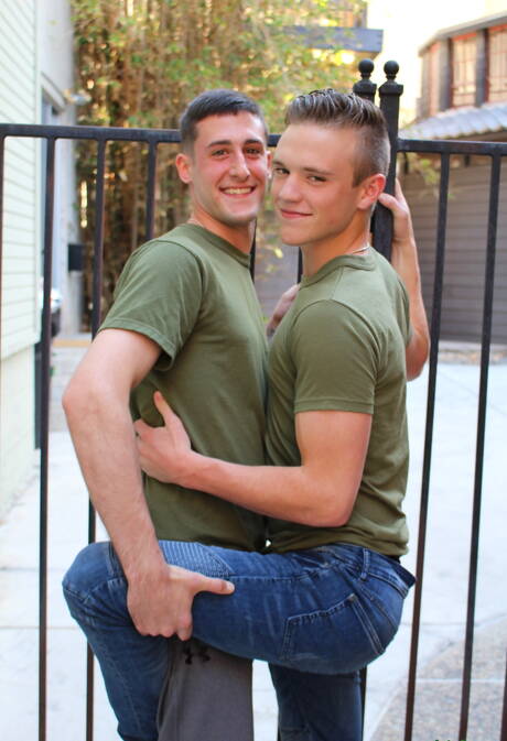 Przystojny chłopak James Devlin i amerykański przystojniak Scott Finn uprawiają gorący seks na świeżym powietrzu