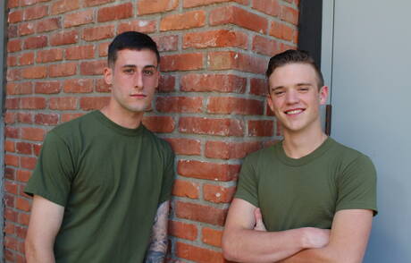 Przystojny chłopak James Devlin i amerykański przystojniak Scott Finn uprawiają gorący seks na świeżym powietrzu