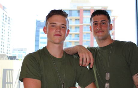 Przystojny chłopak James Devlin i amerykański przystojniak Scott Finn uprawiają gorący seks na świeżym powietrzu