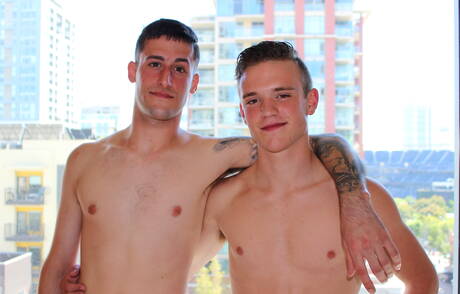 Przystojny chłopak James Devlin i amerykański przystojniak Scott Finn uprawiają gorący seks na świeżym powietrzu