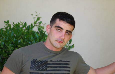 Il bel fusto Dominic Chavez si stuzzica il cazzo all