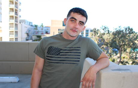 Przystojniak Dominic Chavez drażni swojego kutasa na zewnątrz