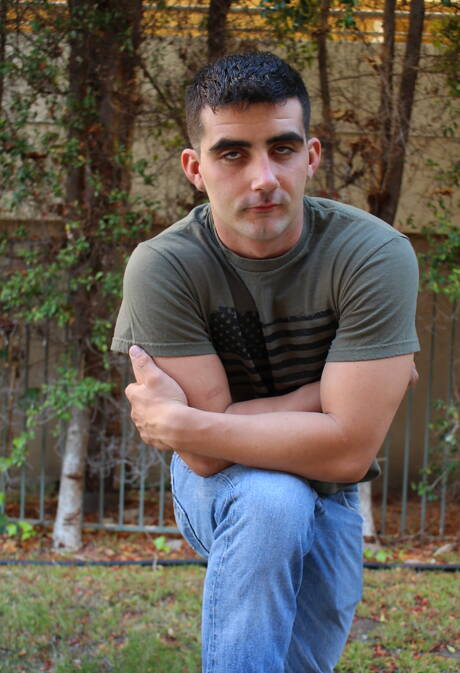 Il bel fusto Dominic Chavez si stuzzica il cazzo all