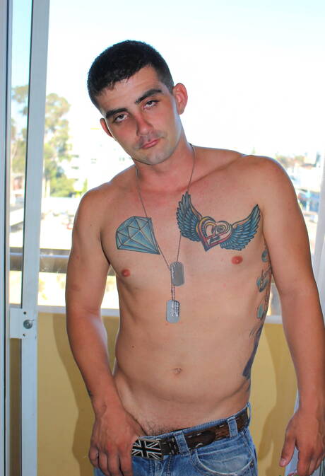 Il bel fusto Dominic Chavez si stuzzica il cazzo all