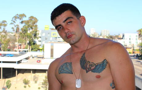 Il bel fusto Dominic Chavez si stuzzica il cazzo all