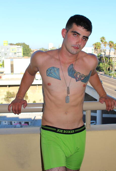 Il bel fusto Dominic Chavez si stuzzica il cazzo all