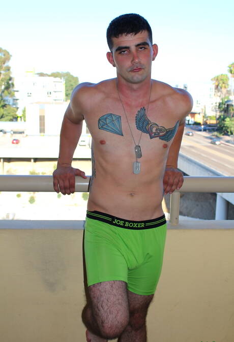 Il bel fusto Dominic Chavez si stuzzica il cazzo all