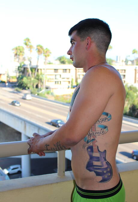 Il bel fusto Dominic Chavez si stuzzica il cazzo all