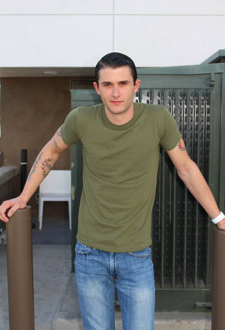 Beefy Phillip Fox get naked and showing tight ass outside