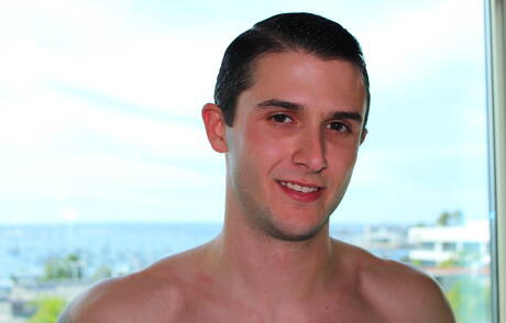 Muskularny Phillip Fox rozbiera się i pokazuje ciasny tyłek na zewnątrz