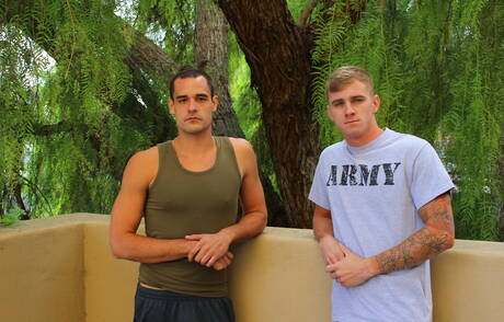 Le jeune américain Ryan Jordan et le costaud Rick Tolls ont une scène de couple torride en extérieur