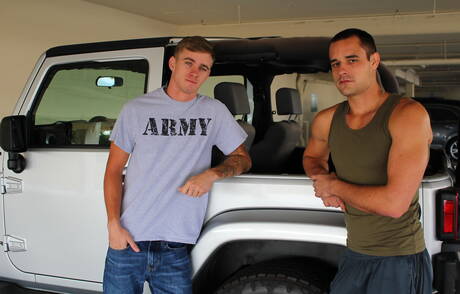 Le jeune américain Ryan Jordan et le costaud Rick Tolls ont une scène de couple torride en extérieur