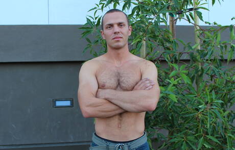 Beefcake Tyler Marshall zeigt einen starken Körper draußen