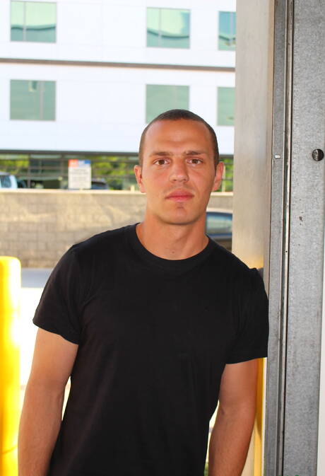 Beefcake Tyler Marshall zeigt einen starken Körper draußen