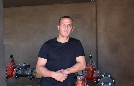 Beefcake Tyler Marshall zeigt einen starken Körper draußen