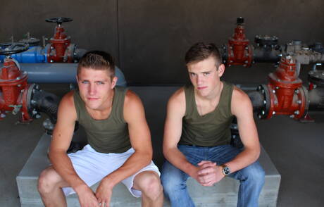 Beefy Dante and american beefy Scott Finn have a good anal sex outdoor