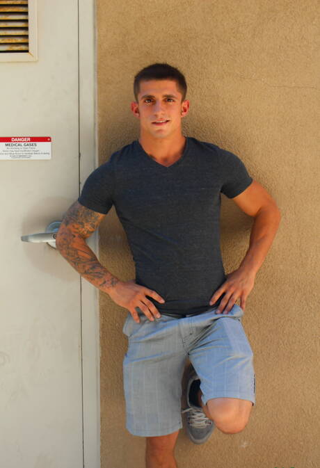 Latin bodybuilder Kevin Daniels posing naked and showing hot butt outdoor