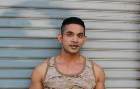 Der muskulöse Latino Omar Azaro zeigt einen kräftigen Körper außen