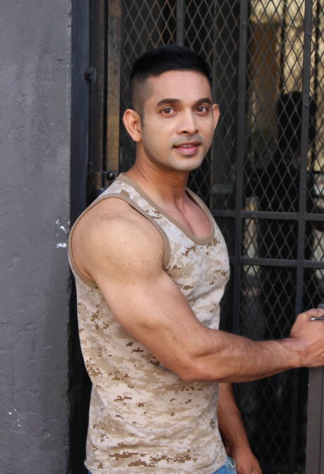 Der muskulöse Latino Omar Azaro zeigt einen kräftigen Körper außen