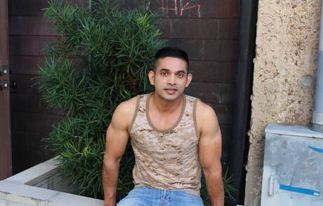 Der muskulöse Latino Omar Azaro zeigt einen kräftigen Körper außen