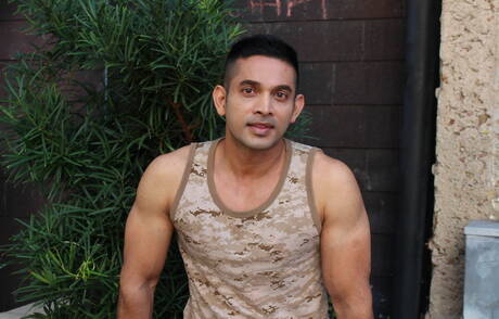 Der muskulöse Latino Omar Azaro zeigt einen kräftigen Körper außen