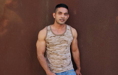 Der muskulöse Latino Omar Azaro zeigt einen kräftigen Körper außen