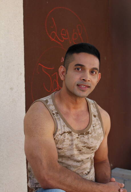 Der muskulöse Latino Omar Azaro zeigt einen kräftigen Körper außen