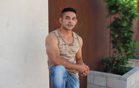 Der muskulöse Latino Omar Azaro zeigt einen kräftigen Körper außen