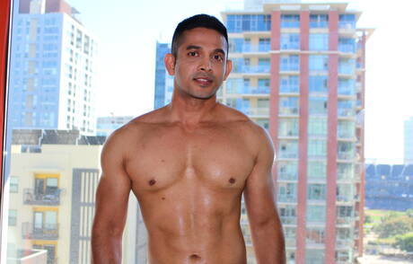 Der muskulöse Latino Omar Azaro zeigt einen kräftigen Körper außen