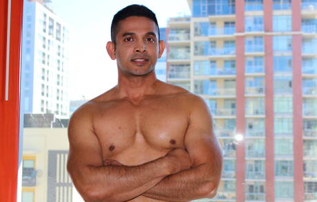 Der muskulöse Latino Omar Azaro zeigt einen kräftigen Körper außen