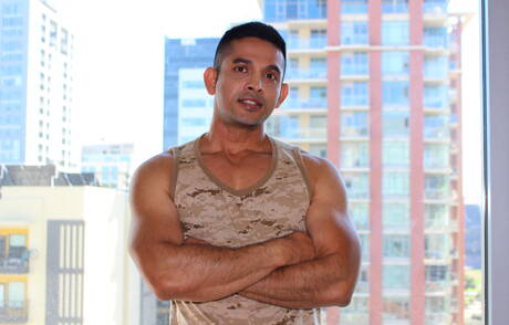 Der muskulöse Latino Omar Azaro zeigt einen kräftigen Körper außen