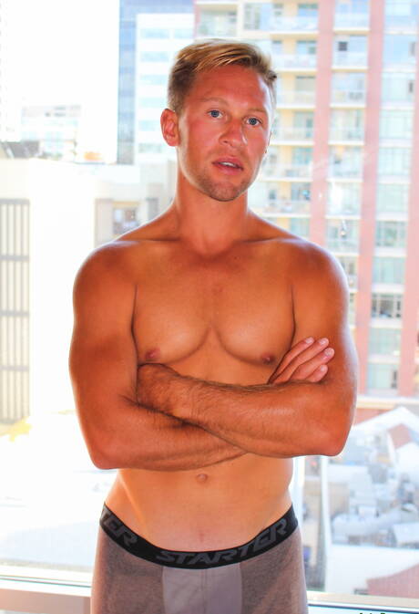 Der gut gebaute Tristan posiert nackt und zeigt seinen Hintern