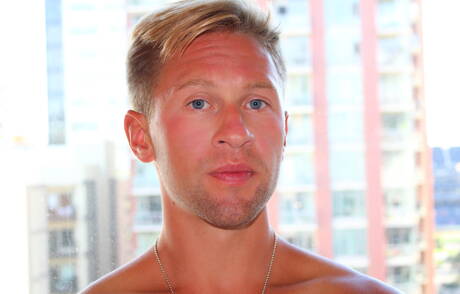 Der gut gebaute Tristan posiert nackt und zeigt seinen Hintern